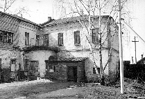 Служебный корпус и хозяйственная постройка. Вид со двора